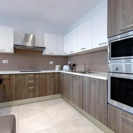 Premium Seafront Apartment With Panoramic Bay Views Apartment *