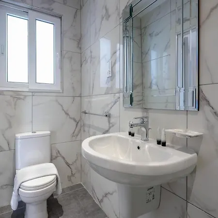 Apartment Premium Seafront Apartment With Panoramic Bay Views