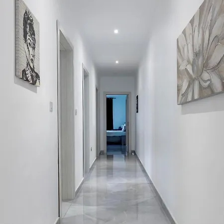 Apartment Premium Seafront Apartment With Panoramic Bay Views *